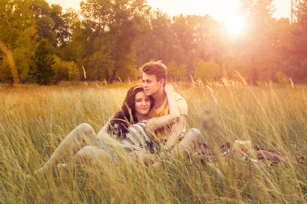 Casal Amoroso Abraçando Enquanto Relaxa Campo Floral Parque Outonal Dia — Fotografia de Stock