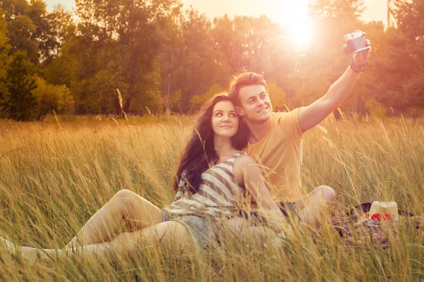 Amante Pareja Tomando Selfie Con Cámara Sentado Campo Floral Parque — Foto de Stock