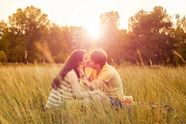 Casal amoroso deitado no campo floral no parque outonal. desfrutar, relaxar e r — Fotografia de Stock