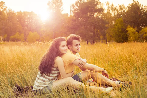 Verliefde Paar Zitten Bloemen Veld Herfst Park Warme Zonnige Dag — Stockfoto