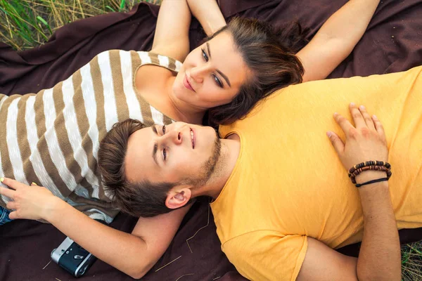 Liebespaar Legt Sich Mit Kamera Auf Decke Blumenfeld Warmem Sonnigen — Stockfoto