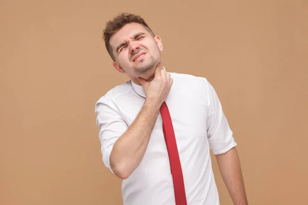 Ongelukkige Man Raakt Keel Lichte Bruine Achtergrond Grippe Concept — Stockfoto