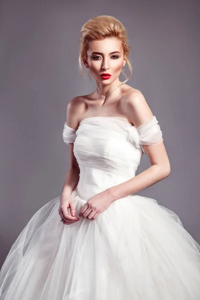 Μόδα ομορφιά Νυφικά γυρίσματα. Όμορφη μόδας νύφη στο γάμο φόρεμα ποζάρει μπροστά από ξυλώδη φόντο. — Φωτογραφία Αρχείου