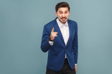 parmak ve kameraya bakarak açık mavi renkli, kavramı zengin ve başarılı iş adamları işaret öfke adam 
