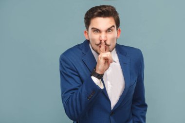 sessizlik işaret gösteren açık mavi renkli, genel kavram-in zengin adam ve başarı iş adamları 