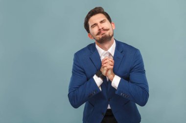 iyi giyimli işadamı zengin jest açık mavi renkli, kavramı üzerinde elinde özür holding ve başarı iş adamları 