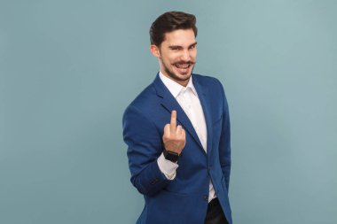 Kahretsin işaret kameraya gösteren ve açık mavi renkli, genel kavram-in zengin gülümseyen kurnaz işadamı ve başarı iş adamları 