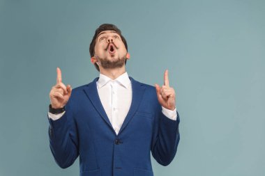 parmakları işaret ve açık mavi renkli, genel kavram-in zengin ararken merak adam ve başarı iş adamları 