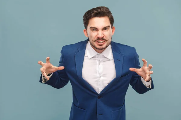 Homem Negócios Irritado Rugindo Para Câmera Fundo Azul Claro Conceito — Fotografia de Stock