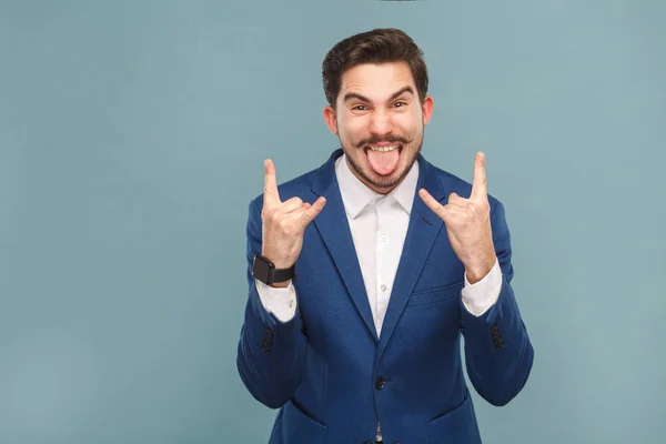 Empresario Divertido Mostrando Lengua Signos Rock Roll Sobre Fondo Azul — Foto de Stock