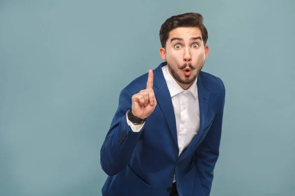 Hombre Éxito Señalando Dedo Hacia Arriba Fondo Azul Claro Concepto —  Fotos de Stock