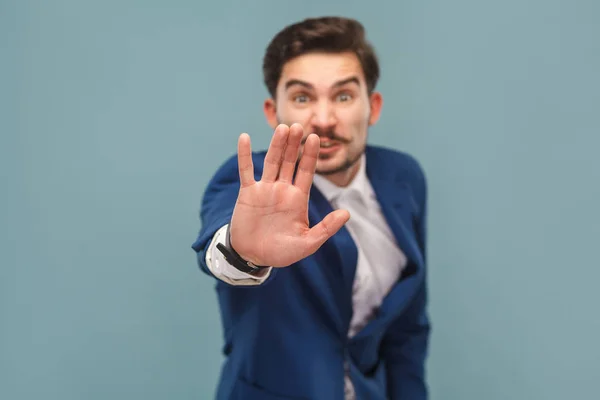 Biznesmen Pokazuje Ręką Znak Zakazu Aparat Jasnoniebieskim Tle Pojęcie Bogato — Zdjęcie stockowe