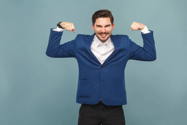 Homem Bigode Forte Mostrando Músculos Dentes Sorrindo Fundo Azul Claro — Fotografia de Stock