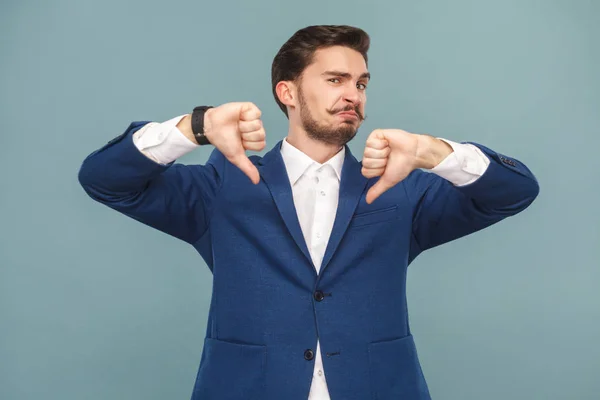 Hombre Negocios Que Demuestra Signos Aversión Sobre Fondo Azul Claro —  Fotos de Stock