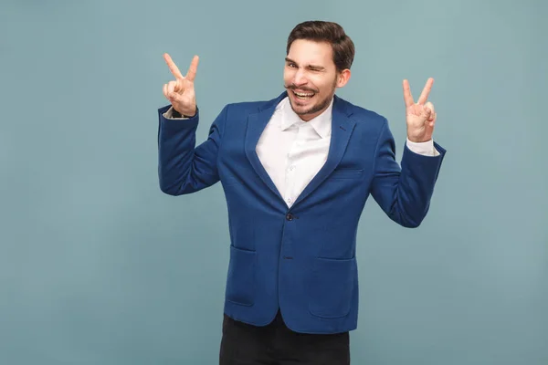 Hombre Negocios Bien Vestido Guiñando Ojo Mostrando Signos Sobre Fondo — Foto de Stock