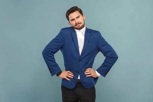 Hombre Confundido Bien Vestido Pie Mirando Cámara Fondo Azul Claro —  Fotos de Stock