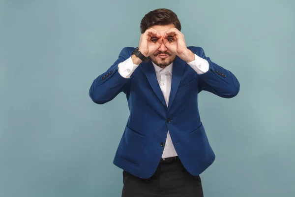Επιχειρηματίας Αστείο Πρόσωπο Δείχνει Σημάδι Κιάλια Ανοιχτό Μπλε Φόντο Έννοια — Φωτογραφία Αρχείου