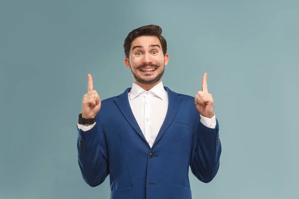 Gelukkig Man Kijken Camera Vingers Omhoog Lichte Blauwe Achtergrond Concept — Stockfoto