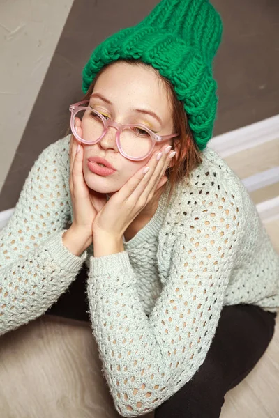 Schöne Frau Hipster Stil Kleidung Sitzt Auf Holzboden — Stockfoto