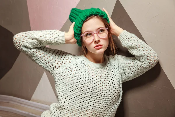 Attractive Woman Wearing Glasses Warm Clothes Posing Pastel Wall — Stock Photo, Image