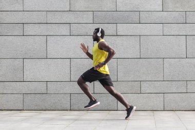 yetişkin erkek runner eşofman gri duvara koşu kaslı vücut ile 