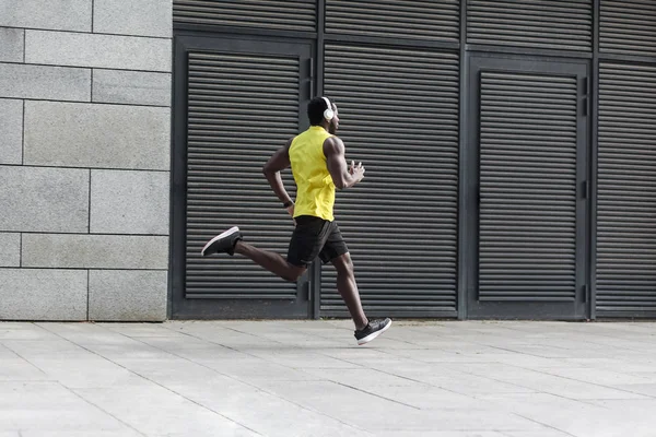 Genç Adamın Sarı Renk Spor Giyim Hızlı Açık Havada Spor — Stok fotoğraf