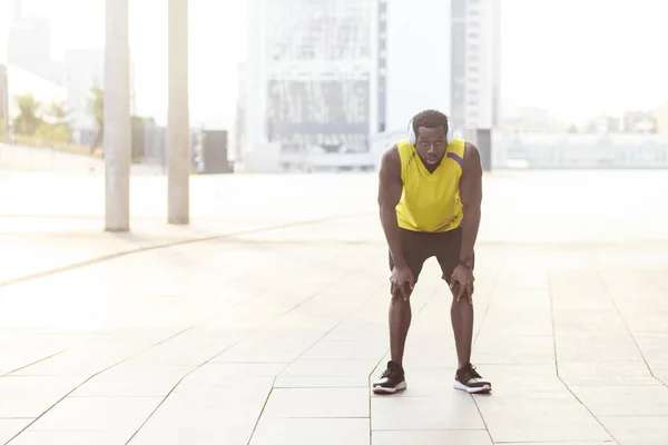 运动的非洲裔美国男子休息后 锻炼运动室外 — 图库照片