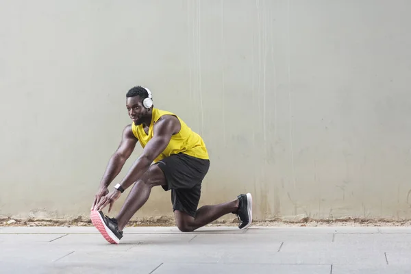 Afro Amerikai Futó Sárga Sportruházat Nyújtás Előtt Csinálás Reggeli Edzés — Stock Fotó