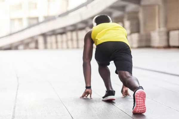 Achteraanzicht Van Afro Amerikaanse Atleet Man Permanent Running Start Pose — Stockfoto