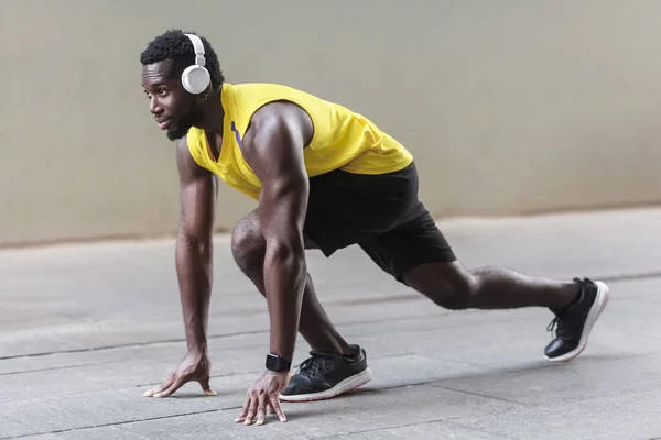 Afro Amerikan Atlet Adam Yayınlanmaya Başlar Poz Gri Arka Plan — Stok fotoğraf