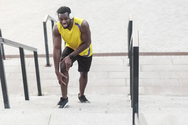 Closeup Portret Ongelukkige Man Problemen Met Gewrichten Atleten Het Joggen — Stockfoto