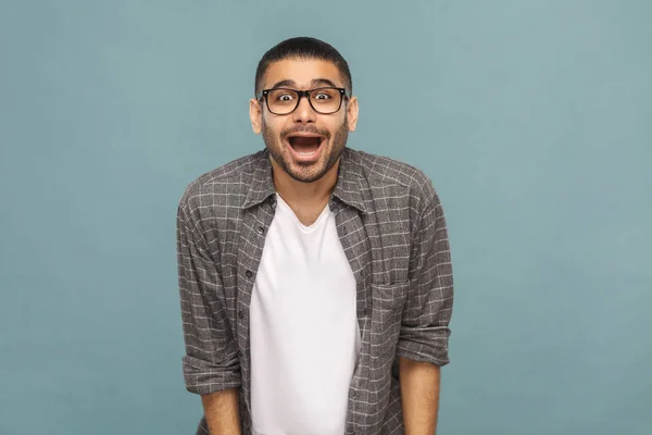 Barbudo Hombre Guapo Sorprendido Con Gafas Negras Estilo Casual Mirando — Foto de Stock