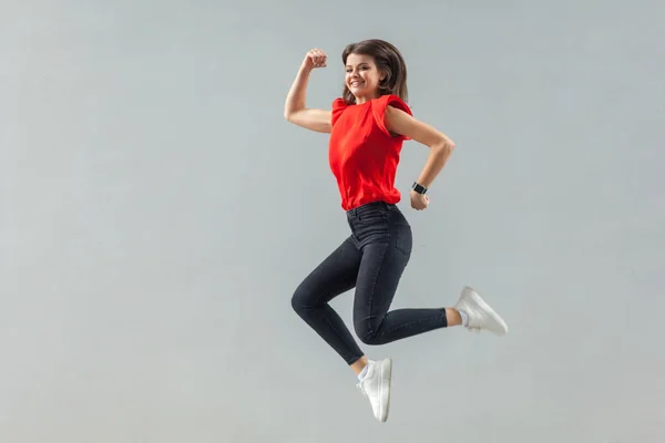 Voller Länge Glücklich Schöne Brünette Junge Frau Rotem Shirt Springt — Stockfoto