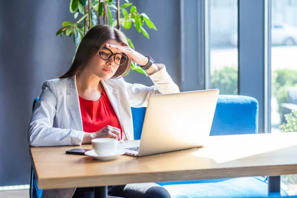 Attente Mooie Stijlvolle Brunette Jonge Vrouw Bril Lezen Informatie Laptop — Stockfoto