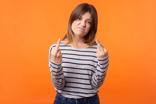 Retrato de mujer joven agresiva irritada con cabello castaño en — Foto de Stock