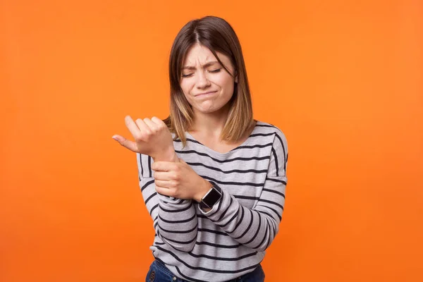 Portret van overstuur vrouw met bruin haar in lange mouw gestreept s — Stockfoto