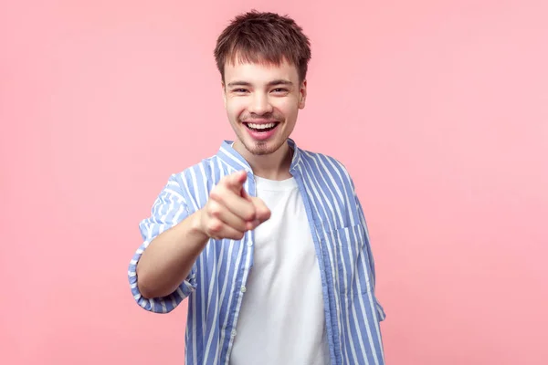 Ei, você! Retrato de jovem alegre homem de cabelos castanhos rindo, loo — Fotografia de Stock