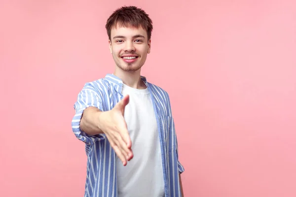 Retrato de alegre hombre moreno amigable con barba pequeña —  Fotos de Stock