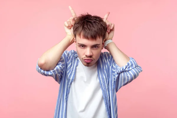 Retrato de un joven acosador de cabello castaño con barba pequeña y mu —  Fotos de Stock