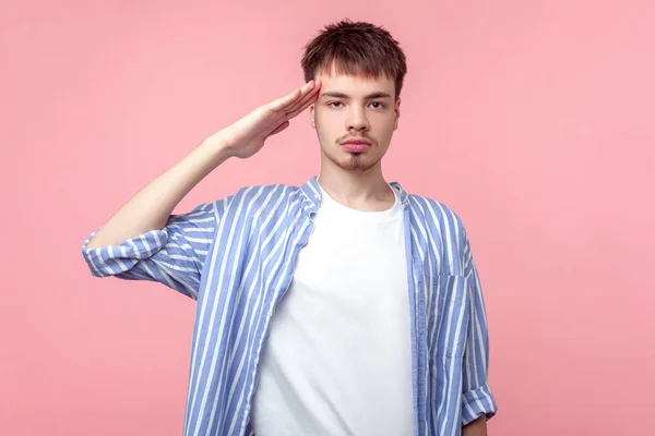 Sim, senhor! Retrato de diligente jovem homem de cabelos castanhos olhando ser — Fotografia de Stock