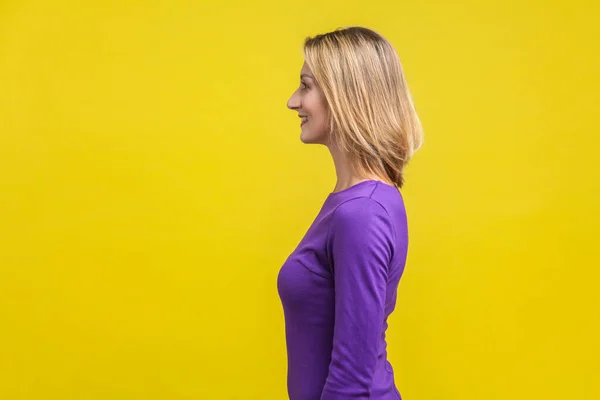 Visão lateral da mulher bem sucedida positiva olhando feliz e conteúdo — Fotografia de Stock