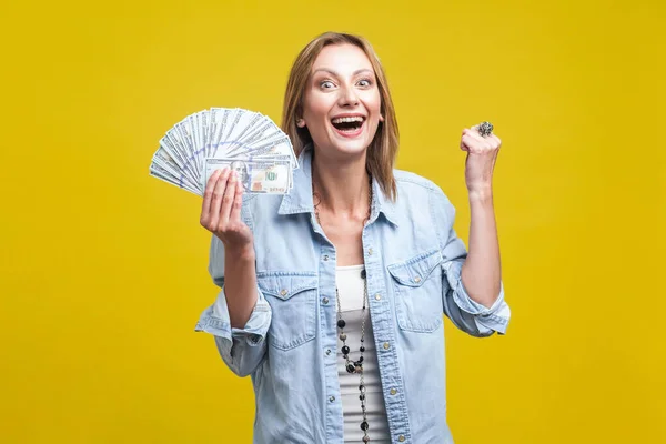 달러 의 선풍기를 들고 있는 극히 행복 한 여인의 사진 — 스톡 사진