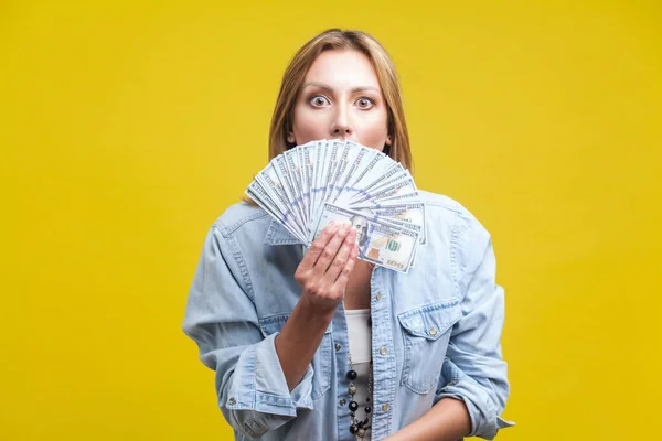 Ritratto di giovane donna sorpresa in camicia di jeans che sbircia fuori — Foto Stock