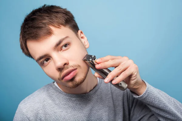 Borotválkozás. Portré fiatal jóképű barna férfi borotválkozás — Stock Fotó