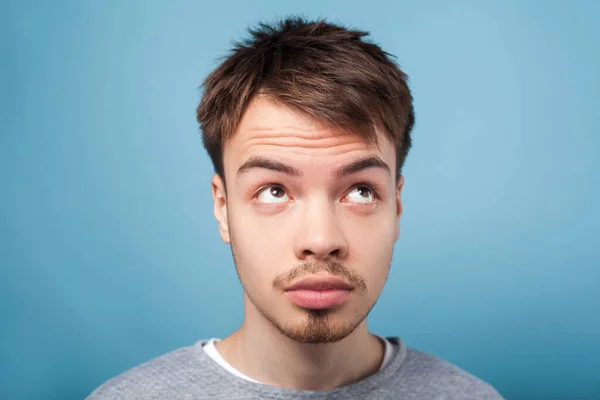 ¿Qué pasa con mi pelo? Primer plano retrato de joven morena mirada — Foto de Stock