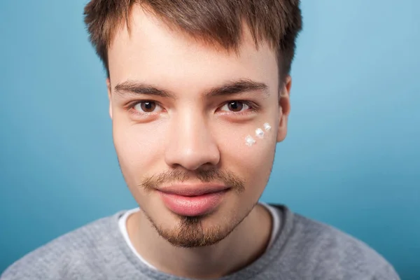 Портрет крупным планом положительного брюнетки мужчины с пятнами увлажнения — стоковое фото