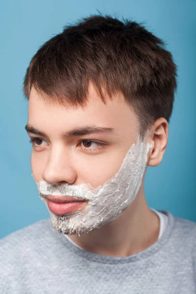 Tıraş köpüğü sakalını kesmeye hazır genç bir adamın portresi. içinde — Stok fotoğraf