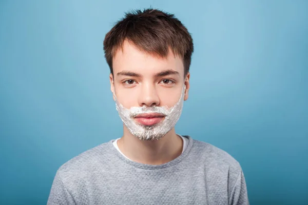 Portrait of young calm man with shaving foam on his bristle and — Stock Photo, Image
