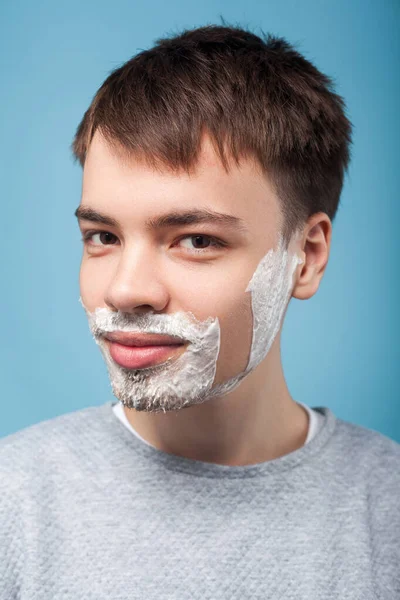 Πορτρέτο του χαρούμενος νεαρός άνδρας ικανοποιημένος με μαλακό δέρμα σε ξυρισμένο p — Φωτογραφία Αρχείου