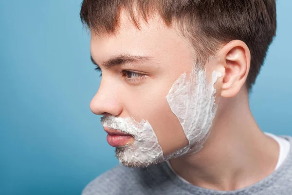 Profil rapproché de jeune homme confiant regardant de côté avec rasoir — Photo